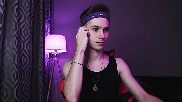 Joseph  Quinn online show from October 2025 05:10:01 PM