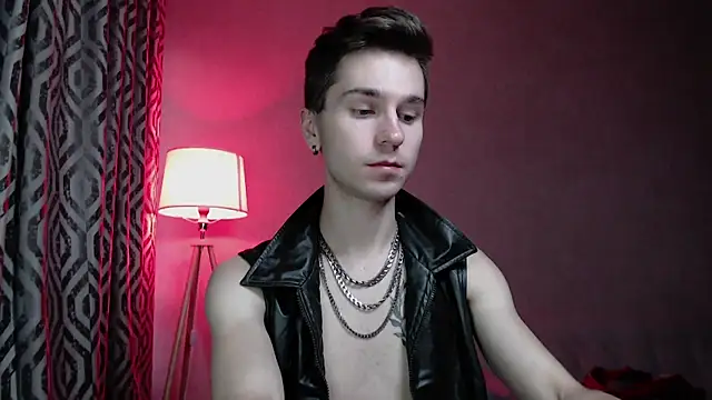 Joseph  Quinn online show from October 2025 12:28:02 PM