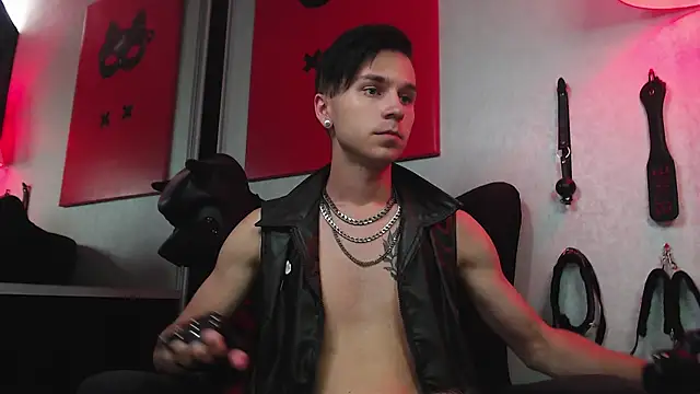 Joseph  Quinn online show from February 2025 11:01:02 AM