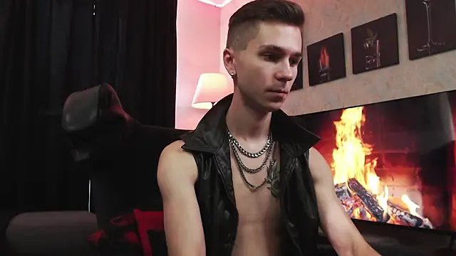 Joseph  Quinn online show from September 2025 08:24:01 AM