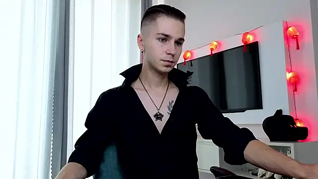 Joseph  Quinn online show from April 2026 04:31:02 AM