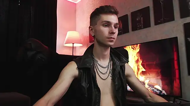 Joseph  Quinn online show from September 2025 11:43:01 AM
