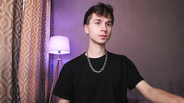 Joseph  Quinn online show from October 2025 04:03:01 AM