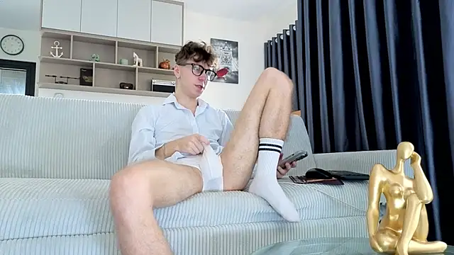 Joseph  Quinn online show from December 2025 07:22:01 AM