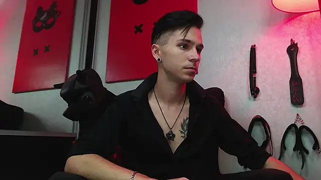 Joseph  Quinn online show from March 2025 01:08:01 PM
