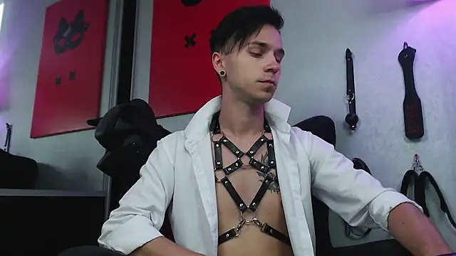 Joseph  Quinn online show from February 2025 11:44:02 AM