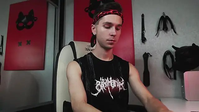 Joseph  Quinn online show from September 2025 08:51:02 AM