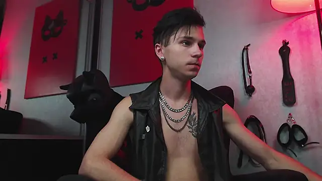 Joseph  Quinn online show from March 2025 05:20:01 PM