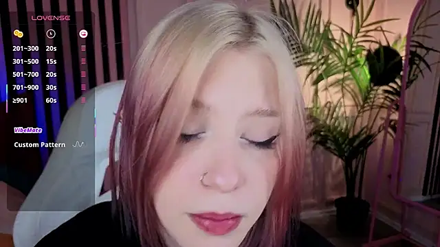 Snapshot of arielabradberry chatting on October 2025 03:45:02 PM arielabradberry online show from October 2025 03:45:02 PM