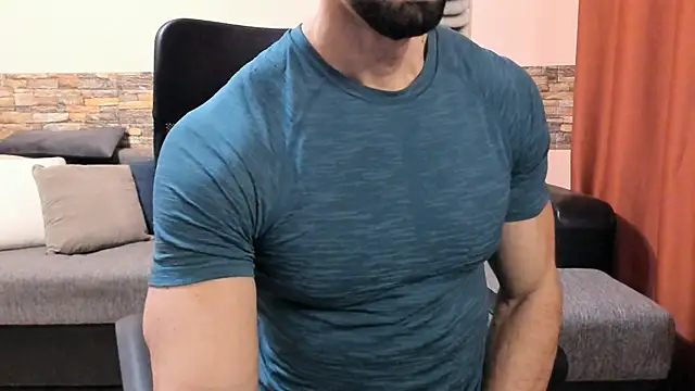 Snapshot of HotHunkTrainer chatting on November 2025 09:10:01 AM HotHunkTrainer online show from November 2025 09:10:01 AM