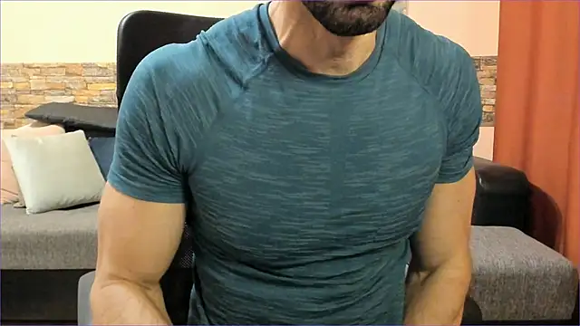 Snapshot of HotHunkTrainer chatting on November 2025 08:39:02 AM HotHunkTrainer online show from November 2025 08:39:02 AM