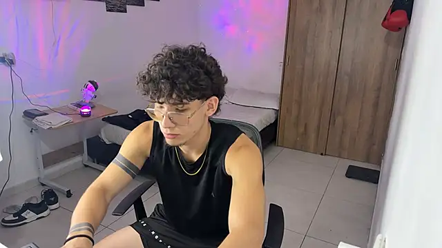 Kisan Smith online show from November 2025 01:44:02 AM