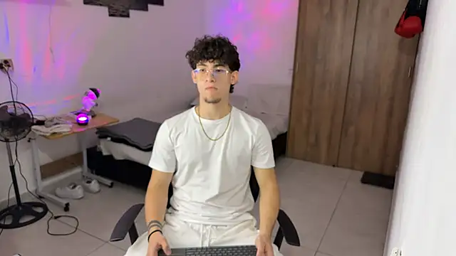 Kisan Smith online show from November 2025 01:42:01 AM