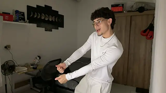 Kisan Smith online show from November 2025 01:37:01 AM