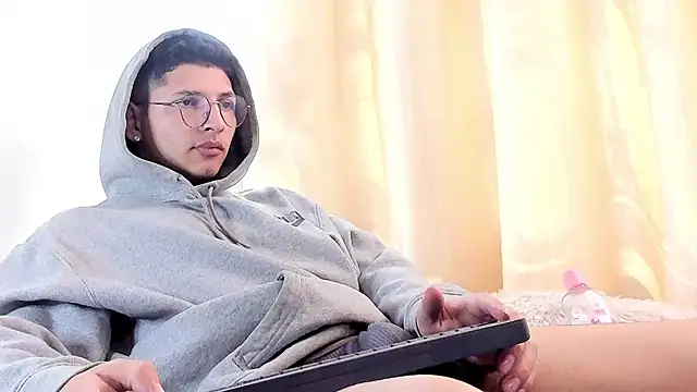 a lejandro 0 8 online show from February 2025 07:41:02 PM