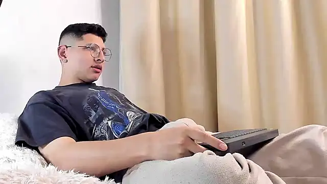 a lejandro 0 8 online show from February 2025 06:33:01 AM