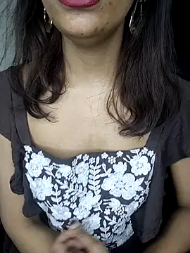 Snapshot of Leeeezzzz_roy chatting on February 2025 08:01:01 PM Leeeezzzz roy online show from February 2025 08:01:01 PM