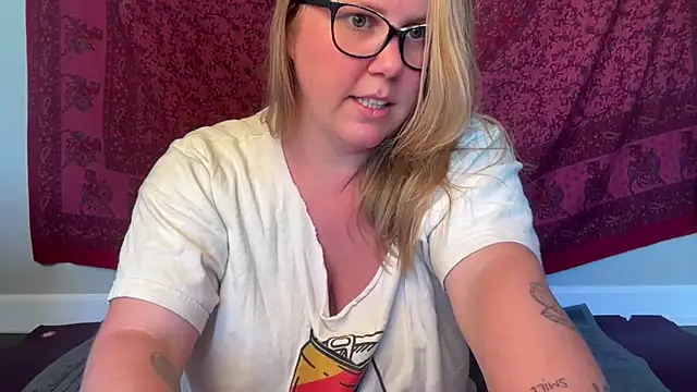 Snapshot of GlitterKitty108 chatting on May 2026 09:54:01 PM GlitterKitty108 online show from May 2026 09:54:01 PM