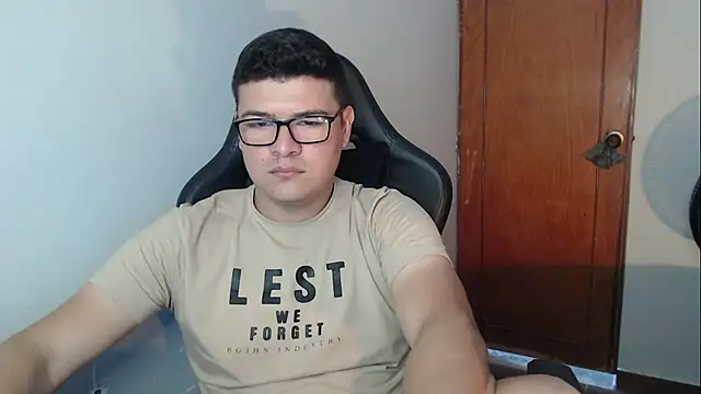 Snapshot of Plug_Control chatting on December 2025 07:08:02 PM Plug Control online show from December 2025 07:08:02 PM