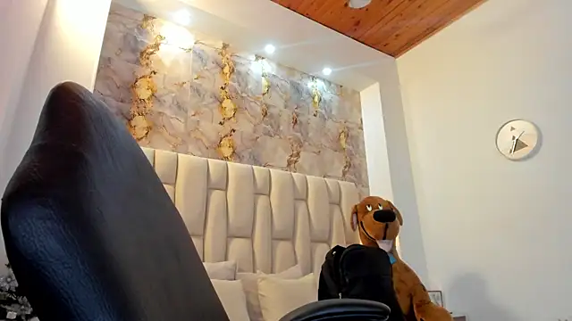 lia mariana online show from December 2025 06:42:01 PM