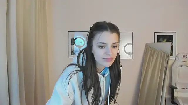 Snapshot of SuzyJamess chatting on December 2024 02:10:02 AM SuzyJamess online show from December 2024 02:10:02 AM