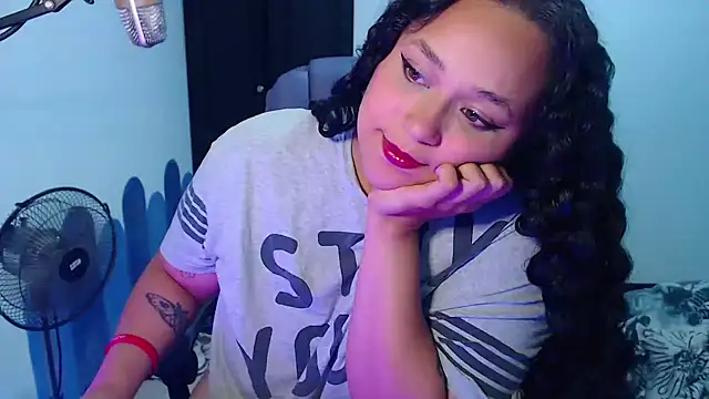 Luciernaga18 online show from October 2025 02:02:01 AM