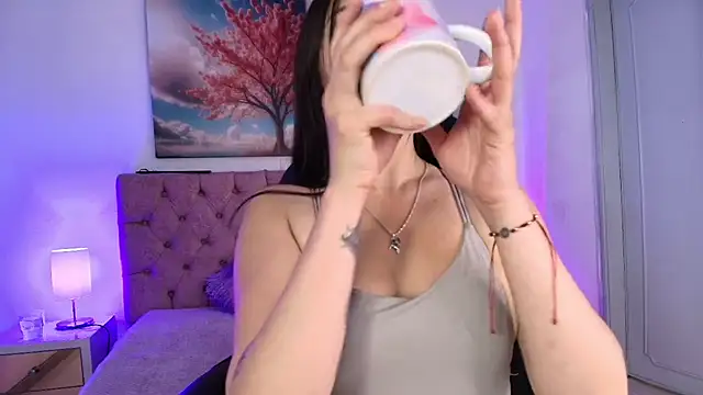 Julianaa Castro  online show from November 2025 11:35:02 AM