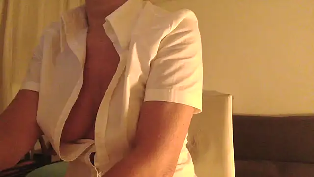 Snapshot of fragrance72 chatting on October 2025 04:01:01 AM fragrance72 online show from October 2025 04:01:01 AM