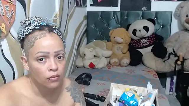 Snapshot of manzanahot9 chatting on November 2025 06:45:01 PM manzanahot9 online show from November 2025 06:45:01 PM