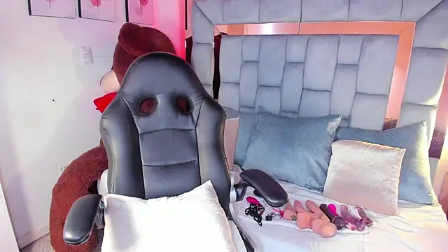 kitty roouse online show from December 2025 08:22:01 PM