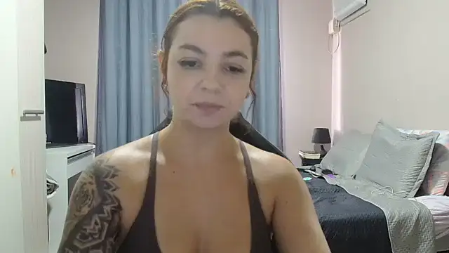 Snapshot of HotRuiva chatting on January 2025 06:00:01 PM HotRuiva online show from January 2025 06:00:01 PM