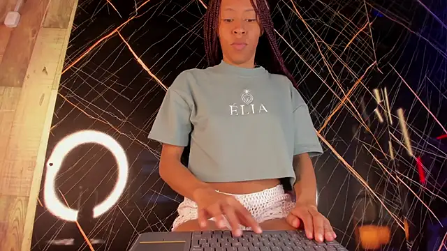 Kloe Suarez  online show from November 2025 07:40:01 PM