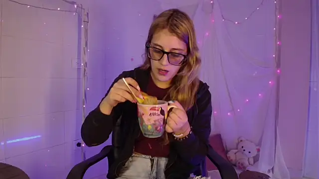 Giia paiige18 online show from November 2025 01:37:02 PM