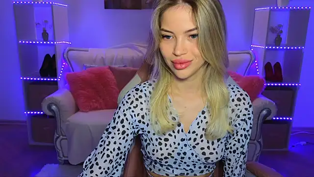 EmmyMills online show from October 2025 07:48:01 PM