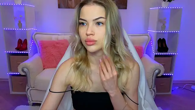 EmmyMills online show from December 2025 07:59:01 PM