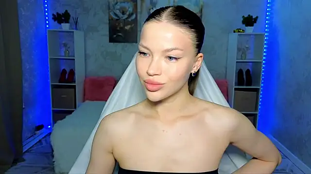 Snapshot of EmmyMills chatting on June 2026 06:18:02 PM EmmyMills online show from June 2026 06:18:02 PM