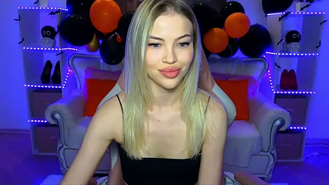 EmmyMills online show from November 2025 10:24:01 PM