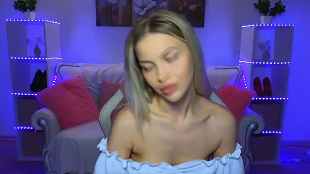 EmmyMills online show from September 2025 08:58:01 PM