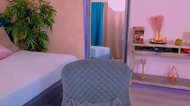 Snapshot of MichelleReys chatting on November 2025 08:12:01 PM MichelleReys online show from November 2025 08:12:01 PM