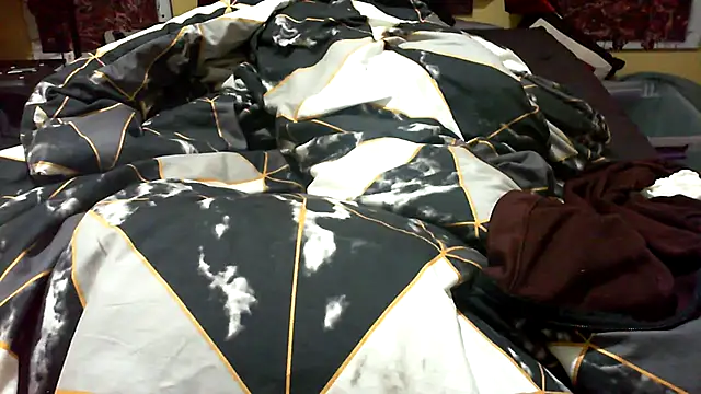 Snapshot of Mic_Oxinner chatting on December 2025 09:04:02 PM Mic Oxinner online show from December 2025 09:04:02 PM