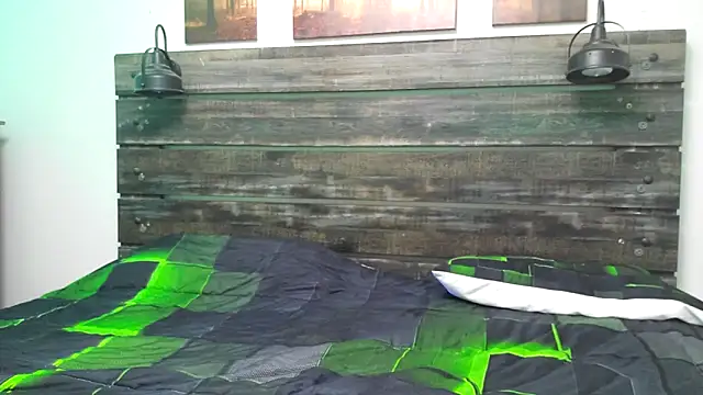 Snapshot of Mic_Oxinner chatting on October 2025 07:00:01 PM Mic Oxinner online show from October 2025 07:00:01 PM