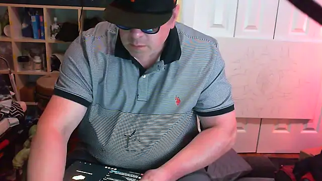 Snapshot of Mic_Oxinner chatting on September 2025 11:33:01 PM Mic Oxinner online show from September 2025 11:33:01 PM