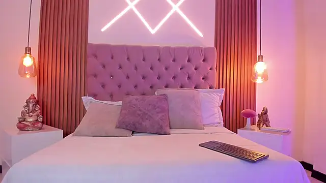 Sophia turneer online show from December 2025 04:17:01 AM