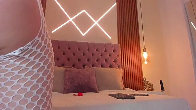 Sophia turneer online show from December 2025 10:29:02 AM