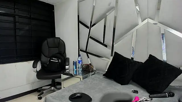 Snapshot of Catherinee69_x chatting on January 2026 03:57:02 AM Catherinee69 x online show from January 2026 03:57:02 AM