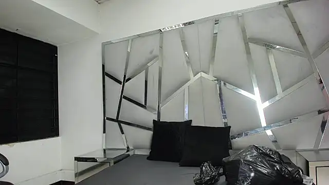 Snapshot of Catherinee69_x chatting on January 2026 04:05:02 AM Catherinee69 x online show from January 2026 04:05:02 AM