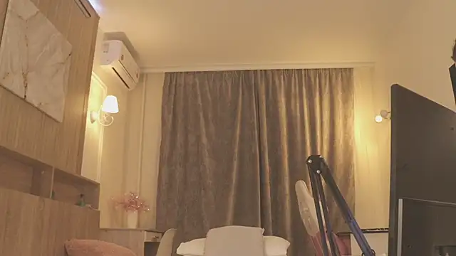 MiaThaine online show from April 2026 03:29:01 PM