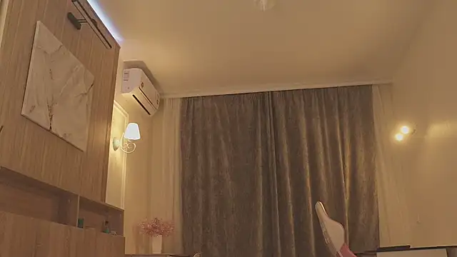 MiaThaine online show from February 2026 03:29:01 AM