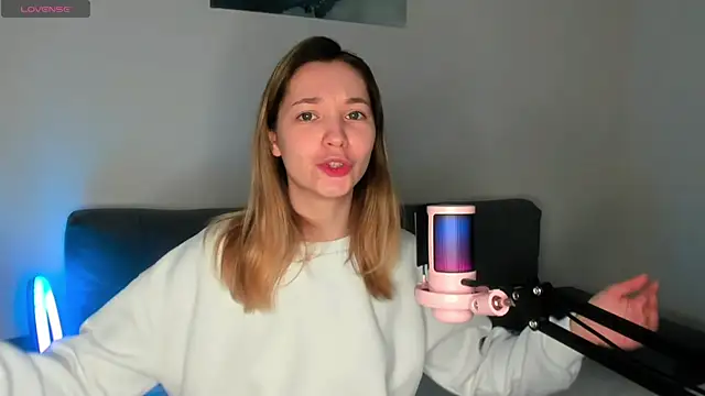 MiaThaine online show from February 2025 01:11:01 PM