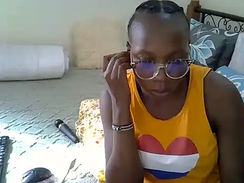 Snapshot of Sweet_Bear chatting on May 2026 01:17:02 PM Sweet Bear online show from May 2026 01:17:02 PM